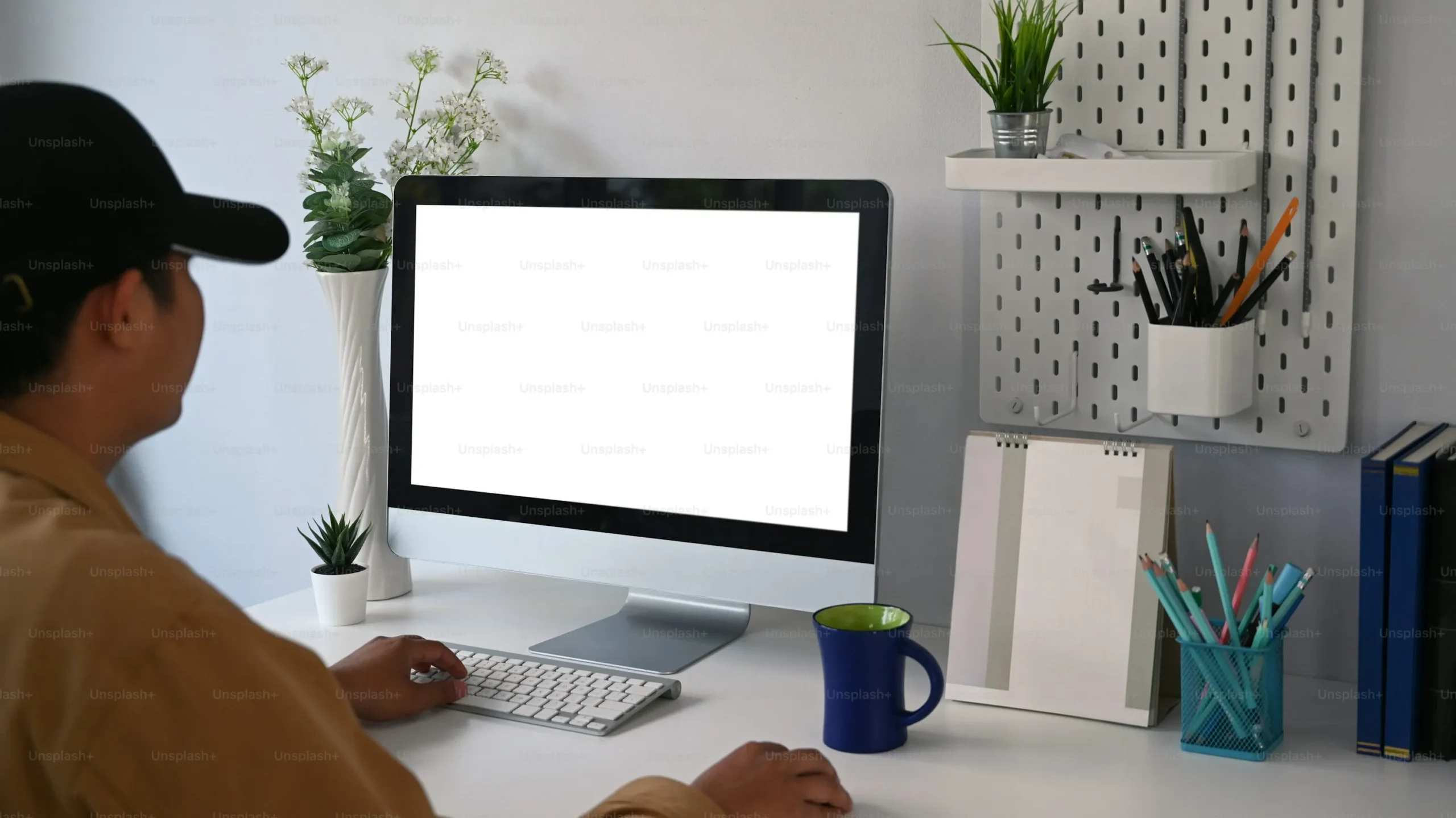 من بيتي - 3 - كيف تبني مصادر دخل شبه تلقائية كمصمم دون الاعتماد المستمر على العملاء