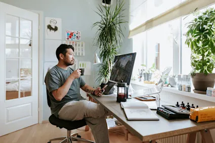 من بيتي - 1 - كيف تنتقل من مصمم مستقل إلى بناء مشروع تصميم رقمي متكامل عبر الإنترنت