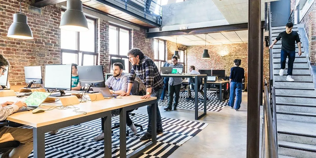 من بيتي - 1 - كيف تبني علامة شخصية قوية كمصمم تجعل العملاء يأتون إليك دون بحث مستمر