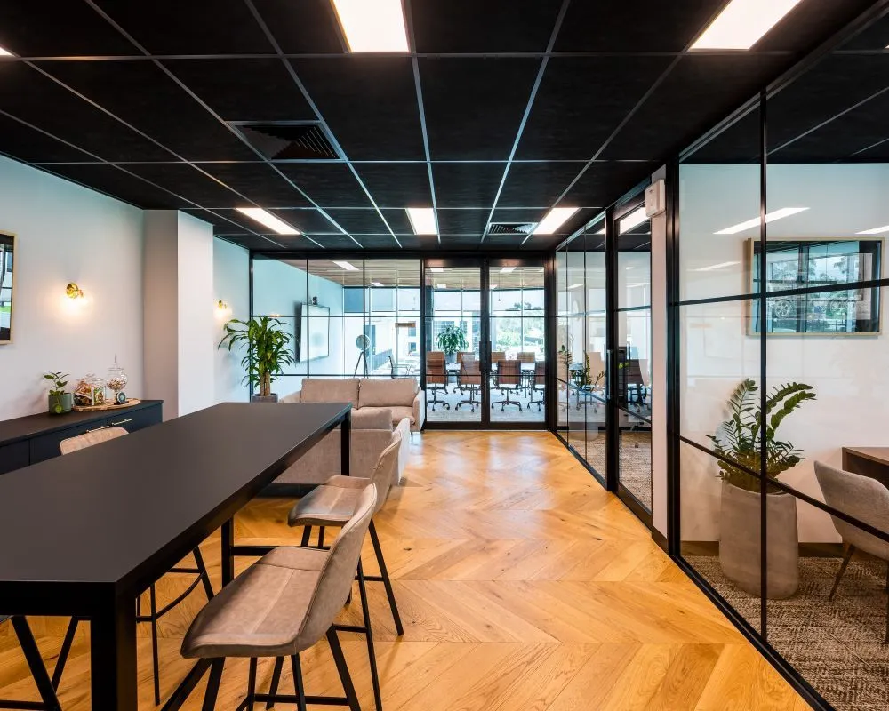 من بيتي - 2 - كيف تحوّل شهرتك كمصمم إلى فرص عمل وشراكات عالية الدخل عبر الإنترنت