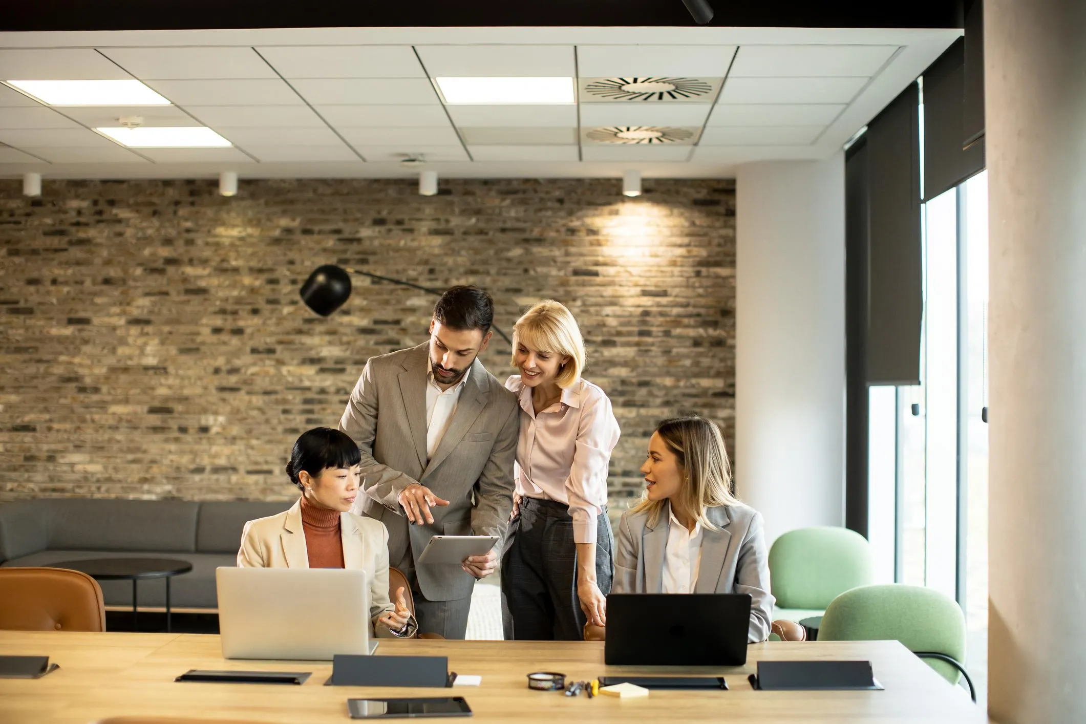 من بيتي - 2 - كيف تنتقل من مصمم مستقل إلى بناء مشروع تصميم رقمي متكامل عبر الإنترنت