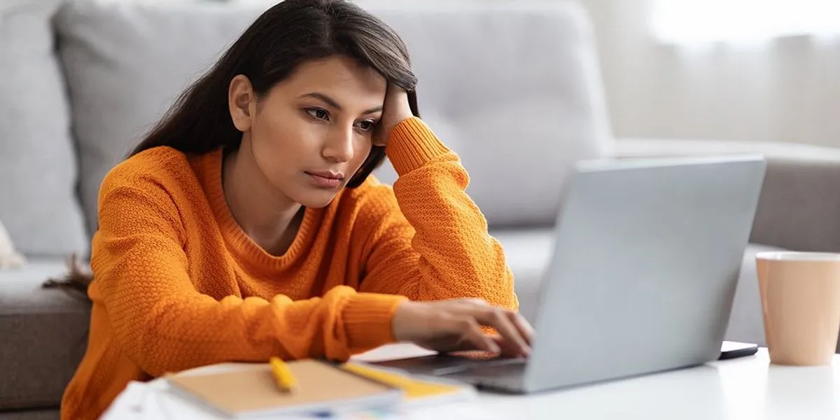 من بيتي - 1 - الوحدة المهنية في العمل الحر: كيف يحافظ الفريلانسر على دافعيته دون فريق أو مكتب؟