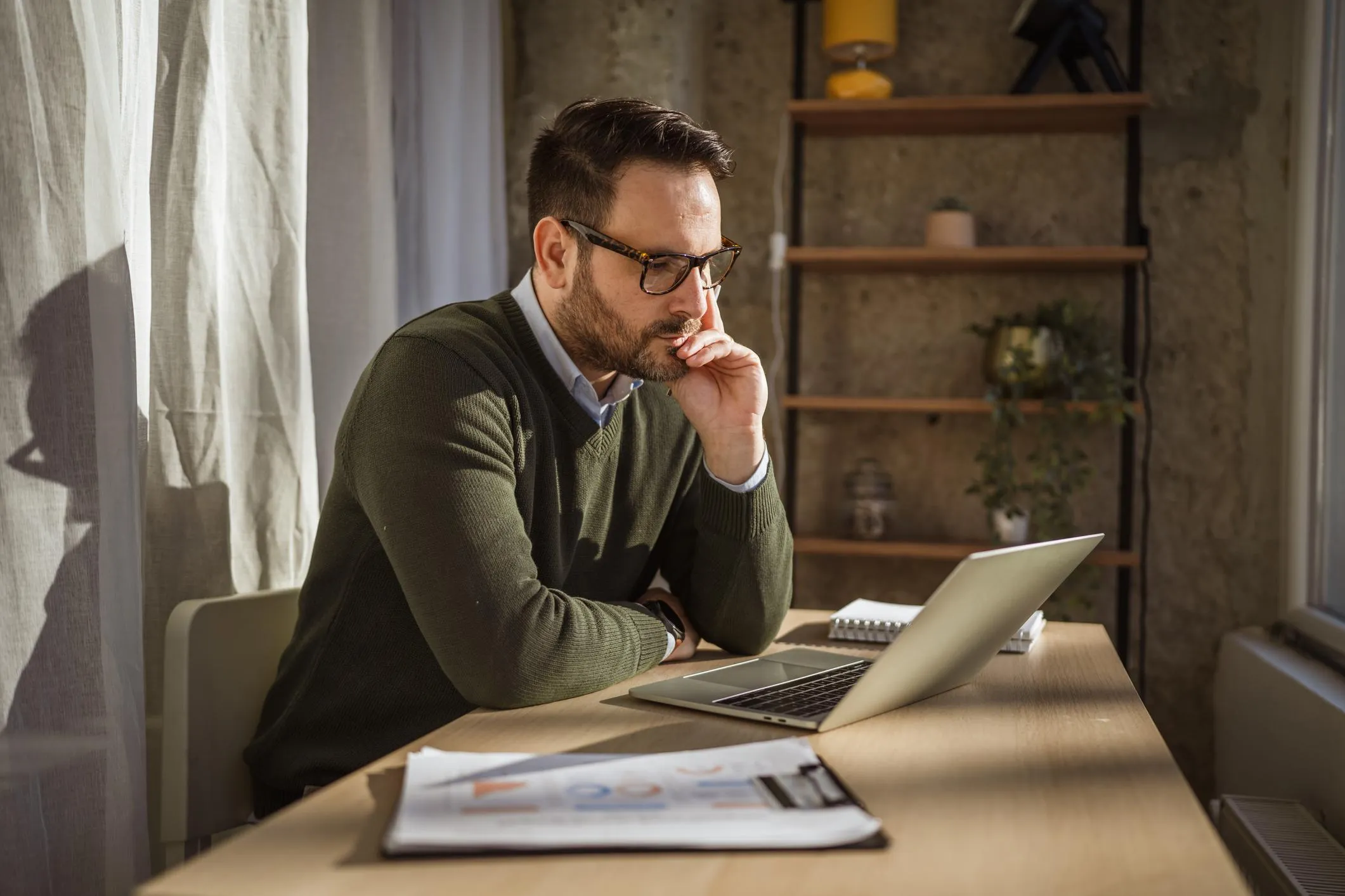 من بيتي - 3 - الوحدة المهنية في العمل الحر: كيف يحافظ الفريلانسر على دافعيته دون فريق أو مكتب؟