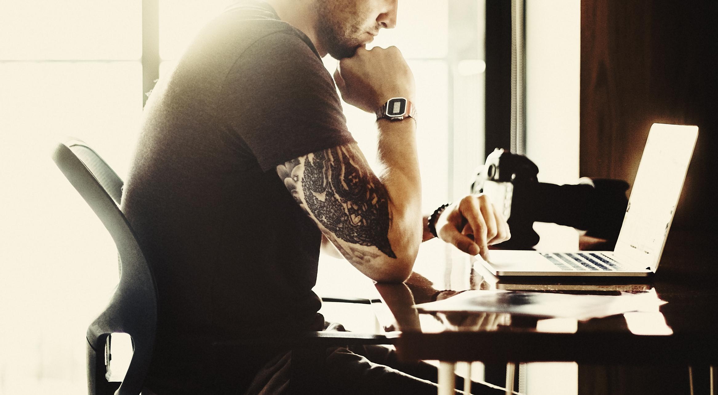 من بيتي - 1 - كيف تفكر كصاحب عمل وليس كفريلانسر في 2026